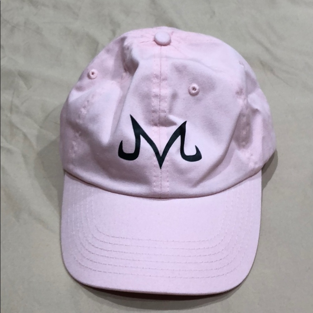 Majin buu “M” hat